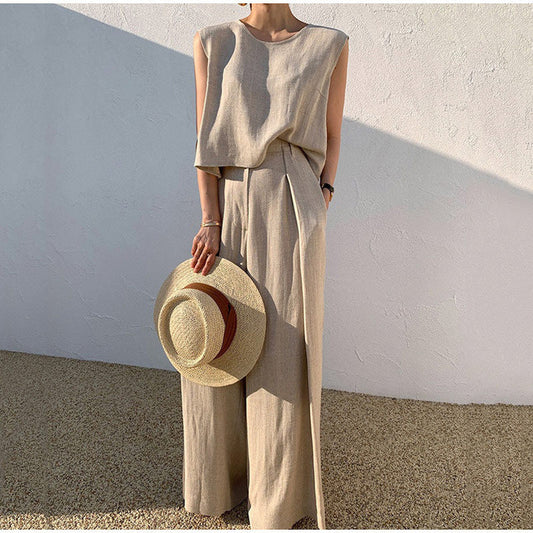 https://cdn.shopify.com/s/files/1/0856/4568/9097/files/Nette-linnen-set-met-broek-met-wijde-pijpen-en-O-hals-top-2.jpg?v=1731663709