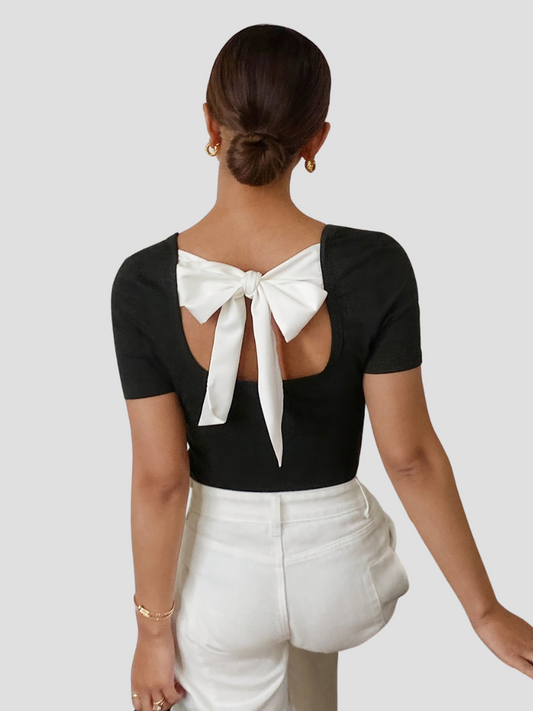 https://cdn.shopify.com/s/files/1/0845/4022/7918/files/Veronica_Zwarte_Zomer_Top_Met_Elegante_Witte_Strik_Voor_Dames_2.png?v=1747167545